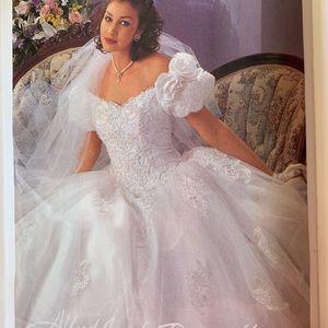 Beautiful wedding gown size 4